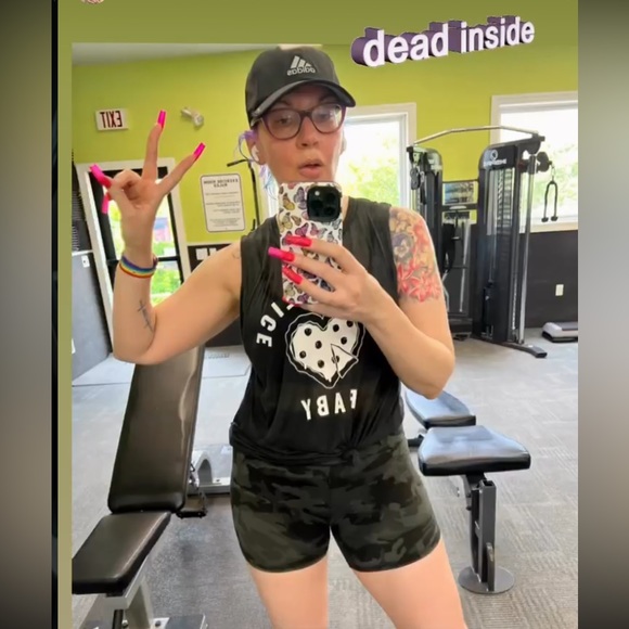 Meet your Posher, Dee - Picture 3 of 5